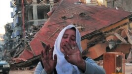 ناجية من هزة أرضية في جنوب تركيا عام 2011