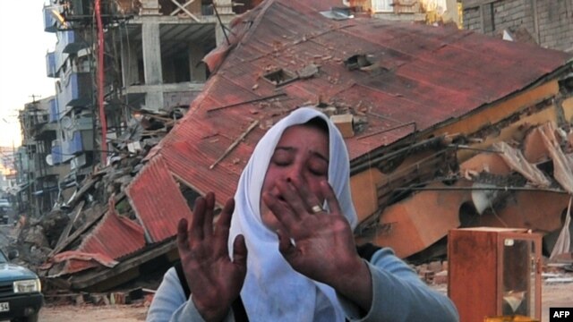 ناجية من هزة أرضية في جنوب تركيا عام 2011