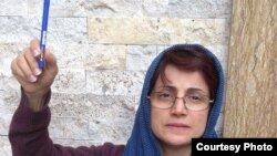 Human rights lawyer Nasrin Sotoudeh shows her solidarity with the victims of the Charlie Hebdo killings.