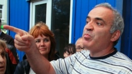 Garry Kasparov leaves a police station in central Moscow on August 17.