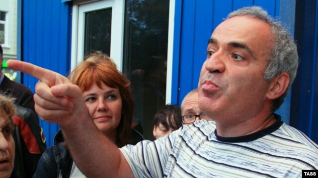 Garry Kasparov leaves a police station in central Moscow on August 17.