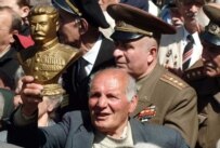 A Georgian displays a bust of Stalin during Victory Day celebrations in Tbilisi (InterPressNews)