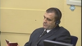 Milan Lukić čita Bibliju tokom izicanja presude