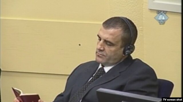 Milan Lukić čita Bibliju tokom izicanja presude