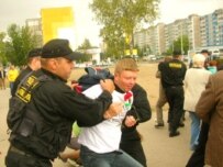 A youth activist struggles with police in Salihorsk (RFE/RL)