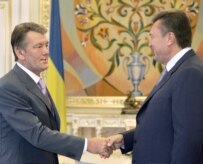 Ukrainian President Viktor Yushchenko (left) meets for talks with Viktor Yanukovych (file photo) (ITAR-TASS)