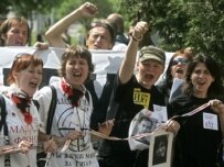 Youth Front activists demanding the release of detained group members in May (Bymedia.net)