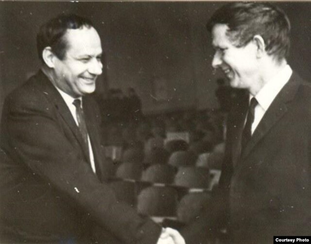 Іван Мележ і Васіль Быкаў. 1972 г. (з архіву сям’і І. Мележа)