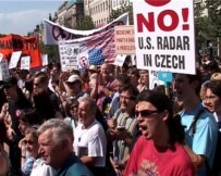 A demonstration against the proposed missile shield in Prague on May 26 (RFE/RL)