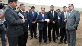 Президент Таджикистана Эмомали Рахмон (справа) во время поездки в Гиссарский район. 7 апреля 2015 года.