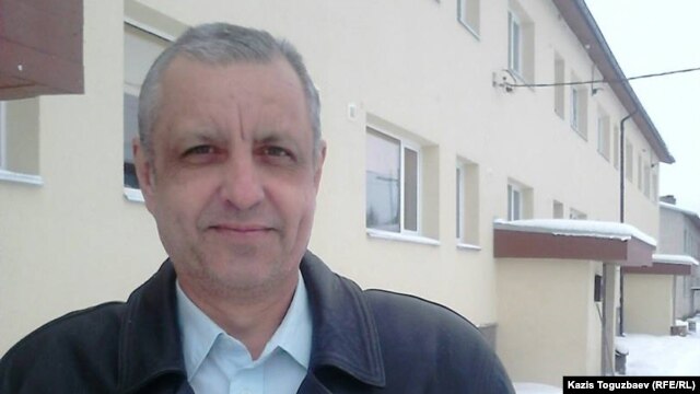 Абдрэшид Кушаев Эстониядаги Қочқинлар маркази биноси олдида.