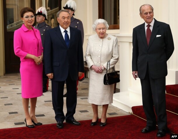 Qazaqstan prem'er-ministriniñ orınbasarı Dariğa Nazarbaeva, Qazaqstan prezidenti Nwrswltan Nazarbaev, Wlıbritaniya patşayımı Elizaveta jäne princ Filipp Bukingem sarayında. London, 4 qaraşa 2015 jıl.