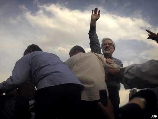 میر حسین موسوی، از رهبران مخالفان 
دولت، در یکی از تجمع های اعتراضی در تهران