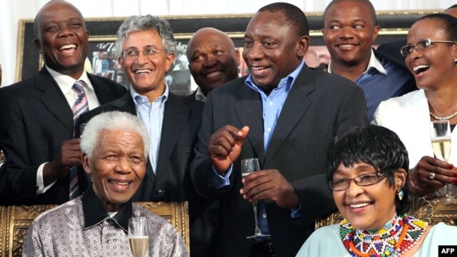 Нельсон Мандела түрмеден босағанына 20 жыл толуын жақындарымен атап өтіп отыр. Йоханнесбург, 4 ақпан 2010 жыл