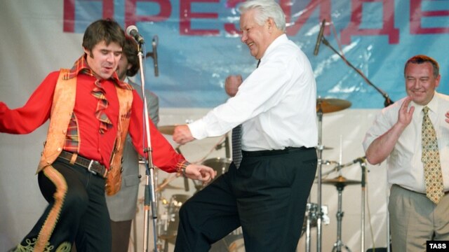 Борис Ельцин танцует во время предвыборной кампании