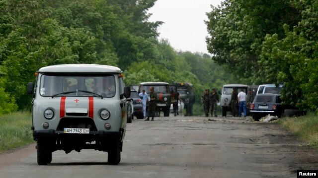 Швидка їде з місця бою між українськими силовиками і бойовиками біля Волновахи, Донецька область, 22 травня 2014 року