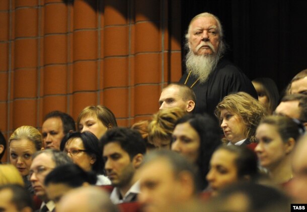 Протоиерей Димитрий Смирнов (стоит) на расширенном заседании коллегии Министерства юстиции России. Москва, февраль 2013 года