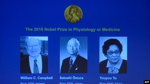 از چپ به راست: ویلیام کمبل، ساتوشی اومورا و یویو تو، برندگان نوبل پزشکی ۲۰۱۵ که بالای هشتاد سال سن دارند.