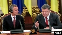 Ukrainian President Petro Poroshenko (right) and NATO Secretary-General Jens Stoltenberg attend a meeting of Ukraine's National Security and Defense in Kyiv on September 22.