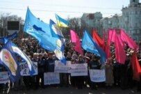 Supporters of Prime Minister Yanukovych's coalition in Luhansk in late March (RFE/RL)