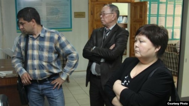 Лұқпан Ахмедьяровтың мақаласына қатысты соттың бірінші күніне келген тараптар. Орал, 23 сәуір 2012 жыл. («Уральская неделя» сайтынан -  uralskweek.kz алынған сурет)