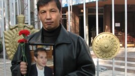 One of the Kyrgyz protesters -- human rights activists and journalists -- who demanded justice be brought in the case of murdered journalist Alisher Saipov, in Bishkek on October 26, 2007.
