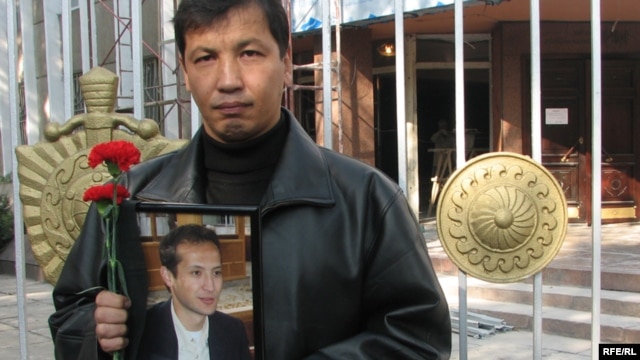 One of the Kyrgyz protesters -- human rights activists and journalists -- who demanded justice be brought in the case of murdered journalist Alisher Saipov, in Bishkek on October 26, 2007.