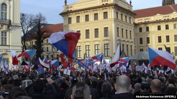 Участники антимигрантской акции в Праге. 6 февраля 2016 года.