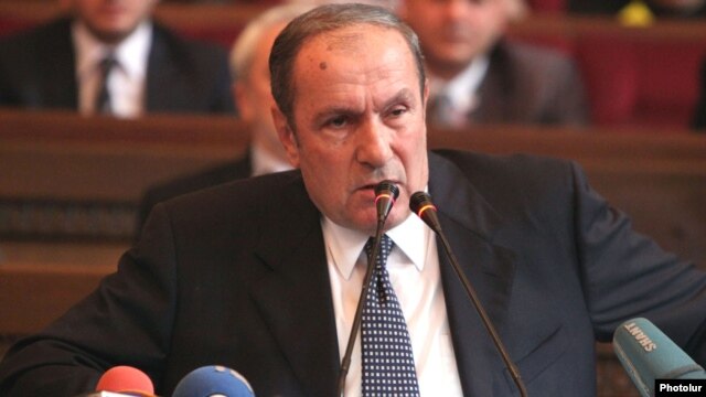 Armenia - Opposition leader Levon Ter-Petrosian addresses a congress of the Armenian Pan-National Movement (HHSh) in Yerevan, 22Dec2012.