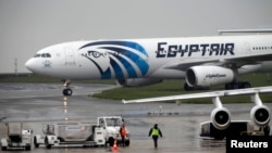 EgyptAir компаниясының апатқа ұшыраған Airbus A320 ұшағы Париж әуежайында. 19 мамыр 2016 жыл.
