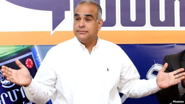 Armenia - Opposition leader Raffi Hovannisian announces his decision to run for president, Yerevan, 2Nov2012.