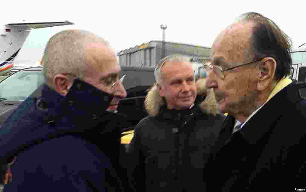 Mikhail Khodorkovsky (left) is greeted by former German Foreign Minister Hans-Dietrich Genscher upon arriving in Berlin after his release from prison in Russia on December 20. (Reuters)