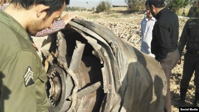 قطعات بزرگ موتور هواپیما که در اطراف اسلامشهر سقوط کرده‌اند.