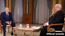 Қазақстан президенті Нұрсұлтан Назарбаев "Россия 24" телеарнасы тілшісіне сұхбат беріп отыр. (Сурет akorda.kz сайтынан алынды)