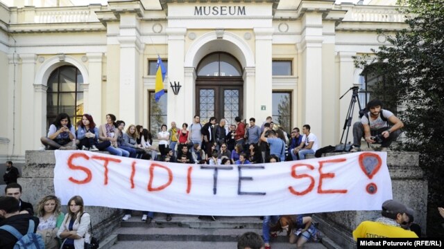Studenti ispred zgrade zatvorenog Zemaljskog muzeja, 4. oktobar 2012.
