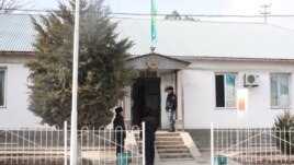 Ынтымақ ауылдық әкімдігі алдында тұрған полиция қызметкерлері. 11 ақпан 2015 жыл.