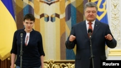 Украина президенті Петр Порошенко (оң жақта) және Надежда Савченко. Киев, 25 мамыр 2016 жыл.