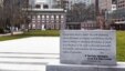 Постамент с Первой поправкой перед зданием в Филадельфии, где были подписаны Декларация независимости и Конституция США