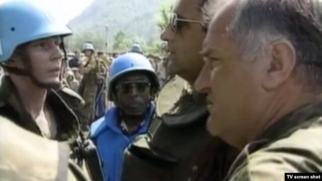 Ratko Mladić u Srebrenici 1995.