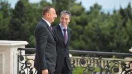 Azerbaijan -- President Ilham Aliyev (L) speaks with NATO Secretary-General Anders Fogh Rasmussen at presidential palace in Baku, 07Sep2012