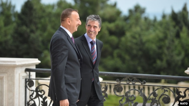 Azerbaijan -- President Ilham Aliyev (L) speaks with NATO Secretary-General Anders Fogh Rasmussen at presidential palace in Baku, 07Sep2012