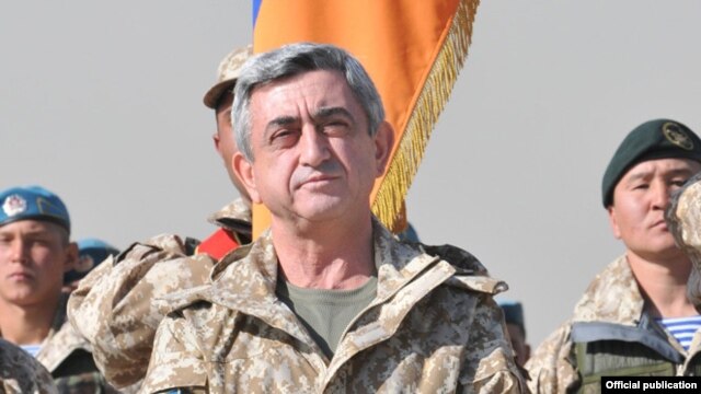 Նախագահ Սերժ Սարգսյանը դիտում է Ղազախստանում անցկացվող ՀԱՊԿ-ի զինավարժությունը, արխիվ