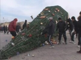 Жаңаөзендегі ереуілшілер және олардың жақтастары мен полиция арасындағы қақтығыс мерекелік шыршаны құлатудан басталды. Reuters TV, 16 желтоқсан 2011 жыл