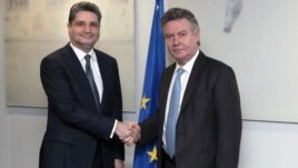 Եվրամիության առեւտրի հարցերով հանձնակատար Կարել դե Գուխտը եւ Հայաստանի վարչապետ Տիգրան Սարգսյանը: 5-ը դեկտեմբերի, 2011թ. 