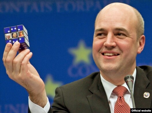 Шведскиот премиер Фредерик Рајнфилд со рубиковата коцка на ЕУ 