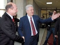 Voronin (right) is no longer so welcoming to Romania's Basescu (epa file photo)