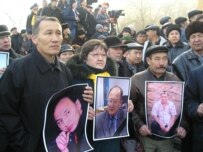 Supporters mourn Altynbek Sarsenbaev in Almaty in February (RFE/RL)
