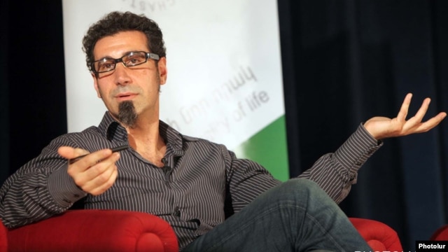 Armenia -- U.S.-Armenian rock singer Serj Tankian speaks at a meeting with civic activists in Yerevan. 15Aug2011.