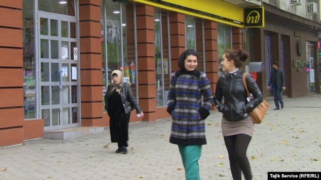 Женщины на улице Душанбе. 20 ноября 2015 года.