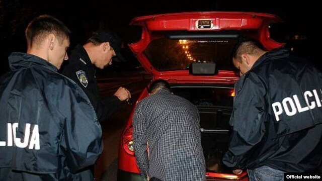 Policija često kontrolira automobile u potrazi za drogom, ilustracijska fotografija